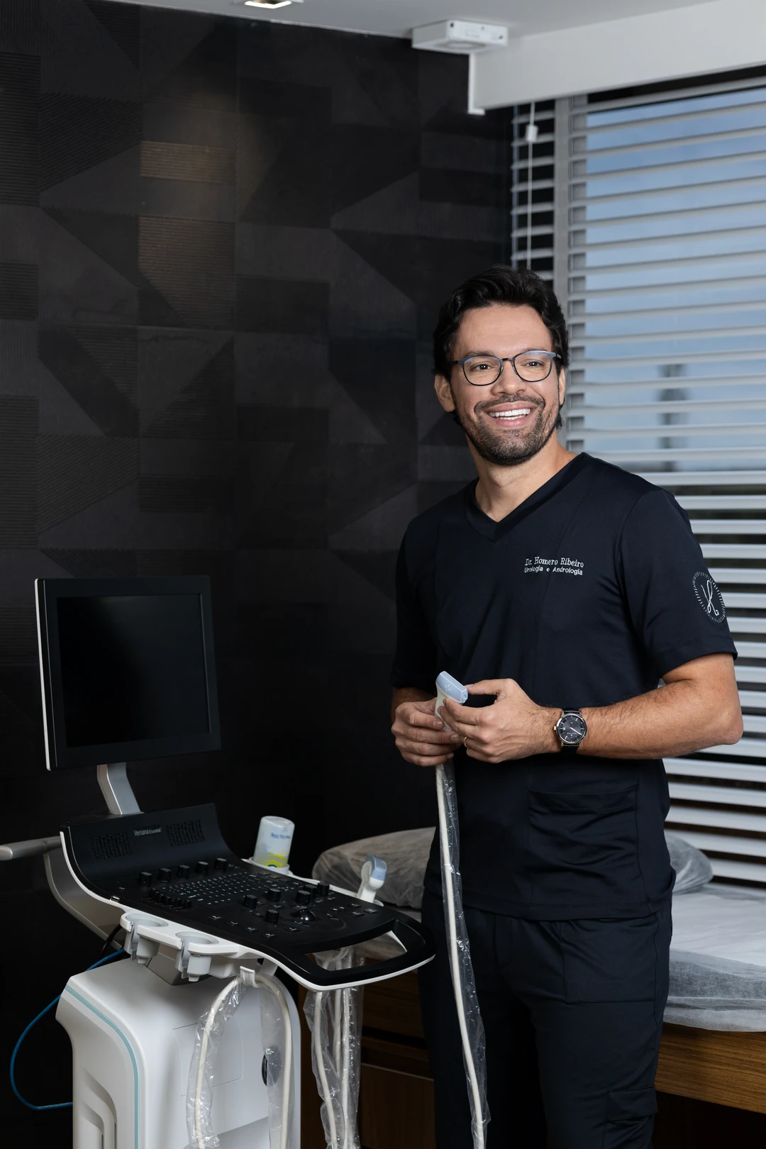 Dr. Homero Ribeiro prepara o transdutor do aparelho de ultrassonografia na sala de exames do consultório em Brasília